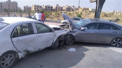 حادث تصادم بين 4 سيارات على طريق السويس الصحراوى (صور)
