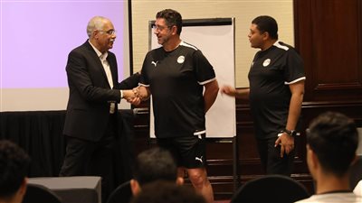 جمال علام يزور معسكر منتخب مصر ويجتمع بفيتوريا واللاعبين (صور)