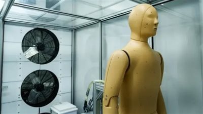 الروبوت أندي يتعرق عندما يشعر بالحر