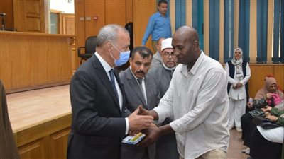 محافظ القليوبية يسلم جوازات السفر وتذاكر الطيران لحجاج الجمعيات الأهلية