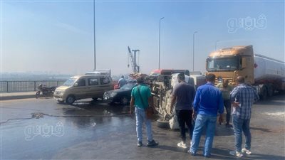 انقلاب سيارة بضائع يتسبب في زحام مرورى بالطريق الدائرى (صور) 