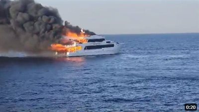 لحظة نشوب حريق في مركب سياحي بالبحر الأحمر(فيديو)