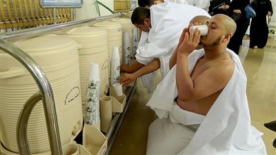 بئر زمزم، الأحاديث الواردة في فضل ماء زمزم وأسماؤها وأشهر خدامها