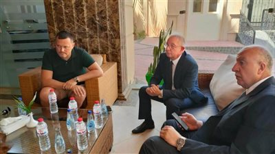 سكرتير عام البحر الأحمر يقدم العزاء لوالد السائح الروسي ضحية القرش (صور)