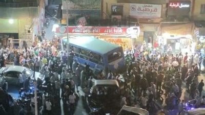 أتوبيس يقتحم محل جزارة في عين شمس (فيديو)