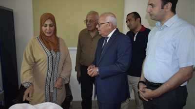  محافظ بورسعيد يزور الطفلتين ضحيتي سقوط أسانسير مجمع المطاعم ( صور)