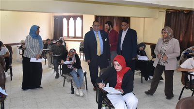 رئيس جامعة الأقصر يتفقد الامتحانات في كليتي الآثار والفنون الجميلة