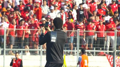 لاعبو الأهلي يلتقطون صورًا تذكارية مع جماهير الوداد قبل موقعة أبطال أفريقيا