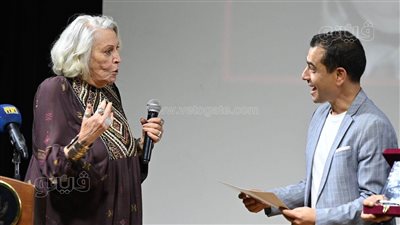 الجمهور يحتفل بعيد ميلاد فريدة فهمي الـ83 (فيديو) 