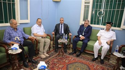 محافظ سوهاج يؤدى واجب العزاء لأسرة معاون مباحث أول مركز الفتح (صور)