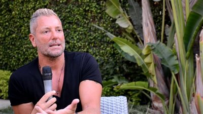 تامر هجرس عن تصريح الافتخار بالزوجة: أنا قلت نظرات مش معاكسة (فيديو)