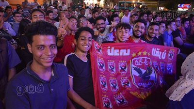 مقاهي الدقي كاملة العدد لتشجيع الأهلي أمام الوداد (صور) 