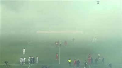 توقف مباراة الأهلي والوداد بسبب دخان الشماريخ (صور)