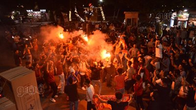 شماريخ وألعاب نارية، احتفالات هيستيرية لجماهير الأهلي بالدقي فرحا بالتتويج بأبطال أفريقيا (فيديو) 