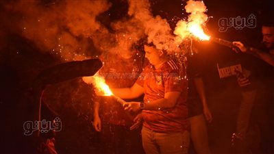بالشماريخ والرقص، احتفالات جماهير الأهلي بالقبة ببطولة أفريقيا (فيديو) 