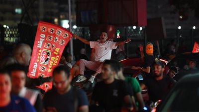 احتفال جماهير الأهلي أمام نادي الزمالك بالبطولة الأفريقية (فيديو وصور) 