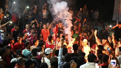 شماريخ واحتفالات هيستيرية في عين شمس بفوز الأهلي ببطولة أفريقيا (فيديو)