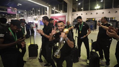 وصول بعثة الأهلي لمطار كازابلانكا استعدادا للعودة إلى القاهرة (فيديو)