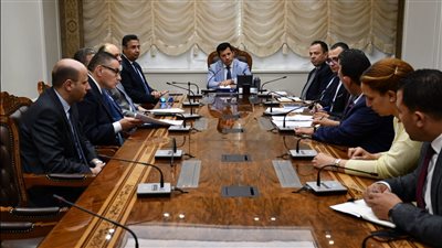 أشرف صبحي يبحث مع رئيس البريد إنشاء مكاتب جديدة داخل مراكز الشباب