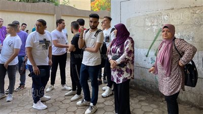 تجمع أولياء الأمور برفقة أبنائهم امام لجان الثانوية العامة بالدقهلية (بث مباشر) 