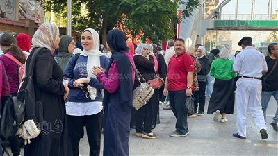 تفتيش طلاب الثانوية العامة بالعصا الإلكترونية أمام لجان أسيوط (بث مباشر) 