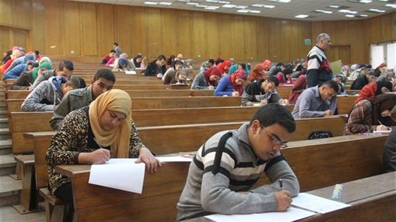 طلاب الجيزة يؤدون