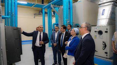 ياسمين فؤاد تتفقد أول مصنع للأدوية صديق للبيئة 