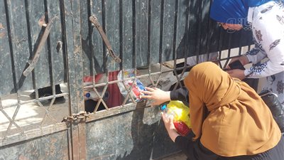 أهالي طلاب الثانوية بمطروح يقدمون لأبنائهم العصائر عقب انتهاء امتحان الدين (صور)