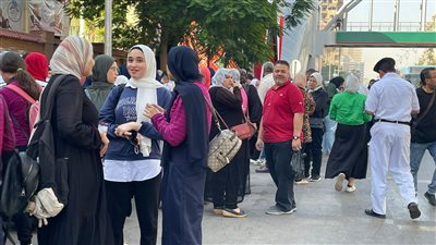 بالأحضان والابتسامات، أولياء الأمور يستقبلون طلاب الثانوية أمام لجان البحيرة (بث مباشر) 