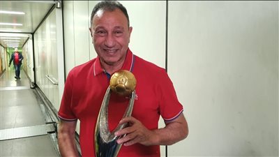 استقبال خاص للخطيب في مطار القاهرة: أحسن رئيس نادي في مصر 