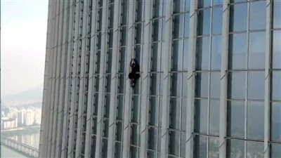 الشرطة الكورية تعتقل الرجل العنكبوت خلال تسلقه أطول مبنى في العالم (فيديو)