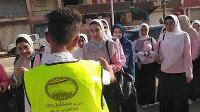  توزيع مياه مثلجة وعصائر على طلاب الثانوية العامة في الوادي الجديد (صور)