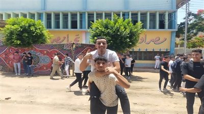 فرحة طلاب الثانوية العامة في الشرقية بسهولة امتحان التربية الوطنية (صور)
