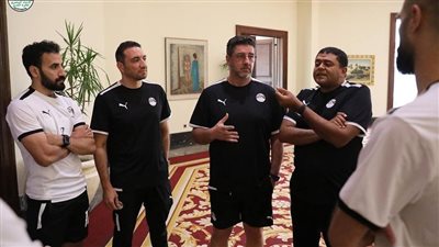 بعثة المنتخب الوطني تصل مطار القاهرة استعدادا للسفر إلى المغرب 