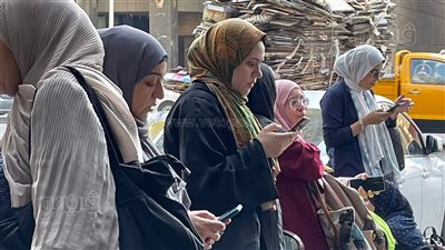 قلق وترقب أولياء الأمور أمام لجان الثانوية العامة (فيديو وصور)