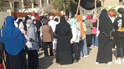 انتظار أولياء أمور الطلاب أمام لجان الثانوية العامة بالقليوبية 