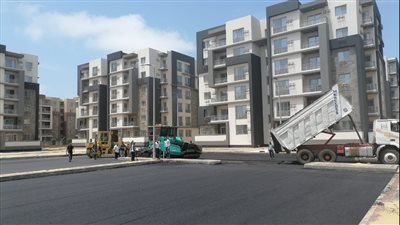 رئيس جهاز دمياط الجديدة يتفقد أعمال رصف الطرق وتنسيق الموقع بمشروع جنة