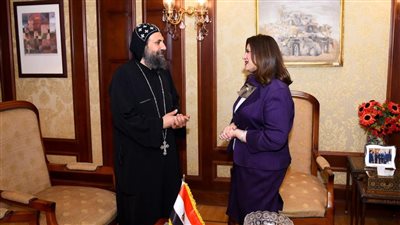 وزيرة الهجرة تستقبل كاهن كنيسة السيدة العذراء والقديسة دميانة بأيرلندا