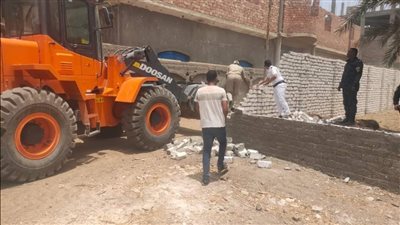 إزالة 3 حالات تعد بناء مخالف في مدينة أرمنت بمحافظة الأقصر