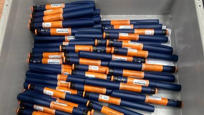 جمارك مطار برج العرب تحبط محاولة تهريب كمية من الأدوية 