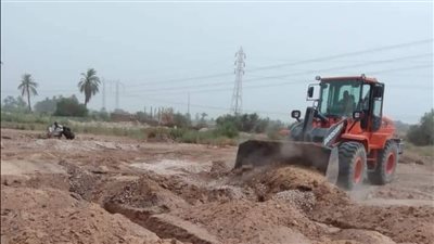 إزالة 4 حالات تعدي على أرض زراعية بمدينة إسنا بالأقصر