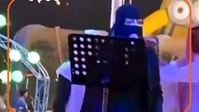 أشعلت السوشيال ميديا.. حكاية مطربة رقصت بالنقاب في مهرجان عام (فيديوجراف)