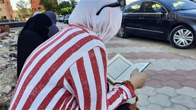 بالقرآن والدعاء، أولياء أمور طلاب الثانوية العامة ينتظرون أبنائهم أمام لجان الإسماعيلية (صور) 