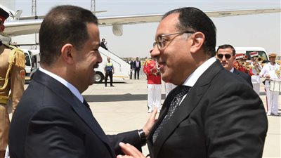 رئيس الوزراء يستقبل نظيره العراقي والوفد المرافق له بمطار القاهرة