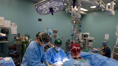 مستشفى عماني ينجح في إجراء عملية نادرة لمريضة مصابة بسرطان الرئة 