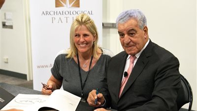 أصحاب البشرة السوداء يتظاهرون ضد زاهي حواس في أمريكا