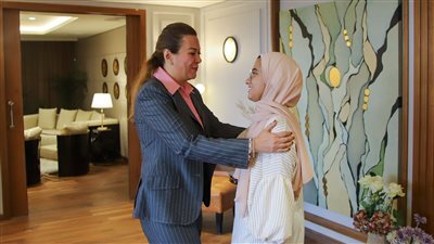 رشا راغب تستقبل الطالبة منة الله وتؤكد: السيسي يضع الشباب أولوياته (صور)