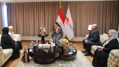 المدير التنفيذي للأكاديمية الوطنية للتدريب تستقبل الطالبة منة الله عماد