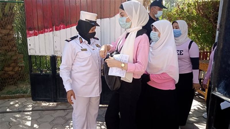 شرطة نسائية أمام
