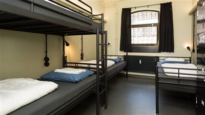 ألماني يسلم نفسه للشرطة ليحظى بسرير في الزنزانة